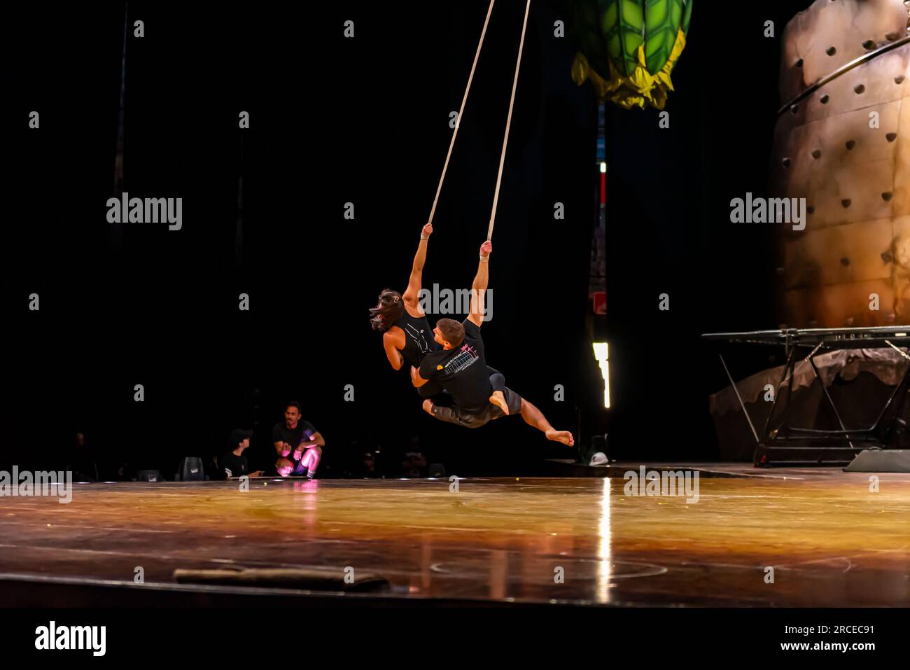 Donostia, Spagna. giu', 14esimo, 2023. Varios de los artistas realizan un ensayo sin caracterizar unos dias antes del estreno del espectaculo. Crediti: Xan Gasalla / Alamy Live News. Foto Stock