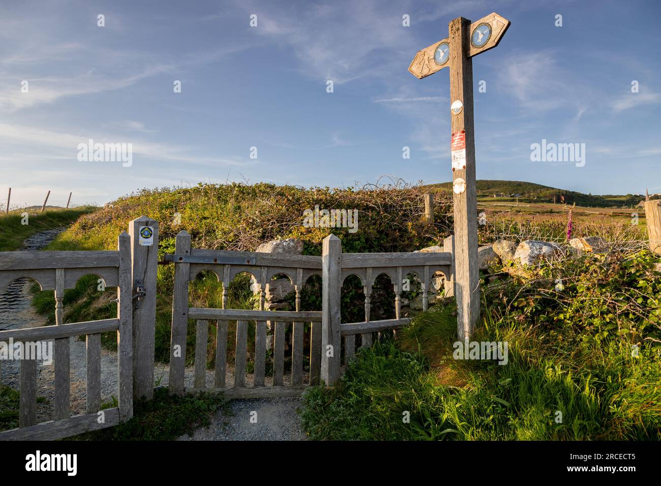 Cartello del sentiero costiero di Anglesey a Church Bay, Galles del Nord Foto Stock