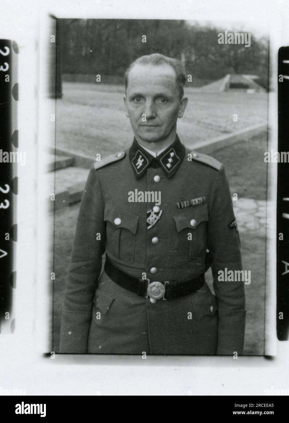 Fotografo delle SS Feder 1943 e 1944 resti di aerei schiantati, molti soldati singoli, ufficiali, donne ritratto personale, soldati belgi, Rexist , foto dettagliate di una bomba di rifornimento, di una struttura del lanciarazzi, di scene di baracca, di pratiche di tiro con fucili e pistole, di famiglie con bambini immagini che raffigurano le attività in prima linea delle unità Waffen-SS sul fronte occidentale e orientale, tra cui Polonia, Francia, Balcani, Italia, E la Russia, così come esercizi di formazione, ritratti di individui e di gruppo, e scene di città e città e popolazioni locali. Foto Stock