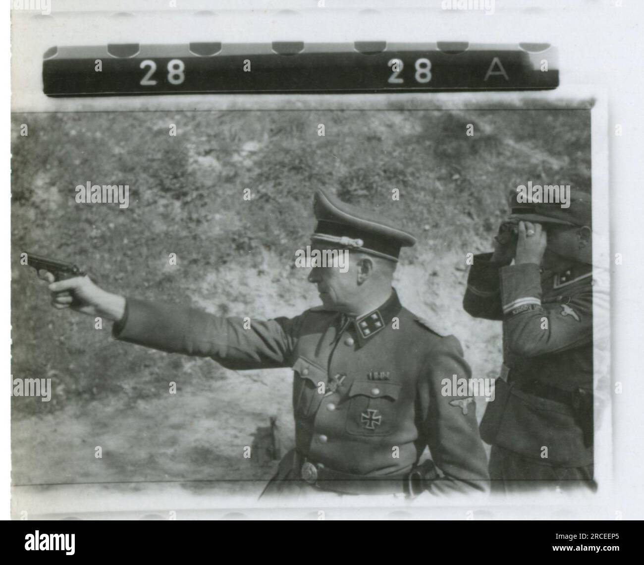 Fotografo delle SS Feder 1943 e 1944 resti di aerei schiantati, molti soldati singoli, ufficiali, donne ritratto personale, soldati belgi, Rexist , foto dettagliate di una bomba di rifornimento, di una struttura del lanciarazzi, di scene di baracca, di pratiche di tiro con fucili e pistole, di famiglie con bambini immagini che raffigurano le attività in prima linea delle unità Waffen-SS sul fronte occidentale e orientale, tra cui Polonia, Francia, Balcani, Italia, E la Russia, così come esercizi di formazione, ritratti di individui e di gruppo, e scene di città e città e popolazioni locali. Foto Stock