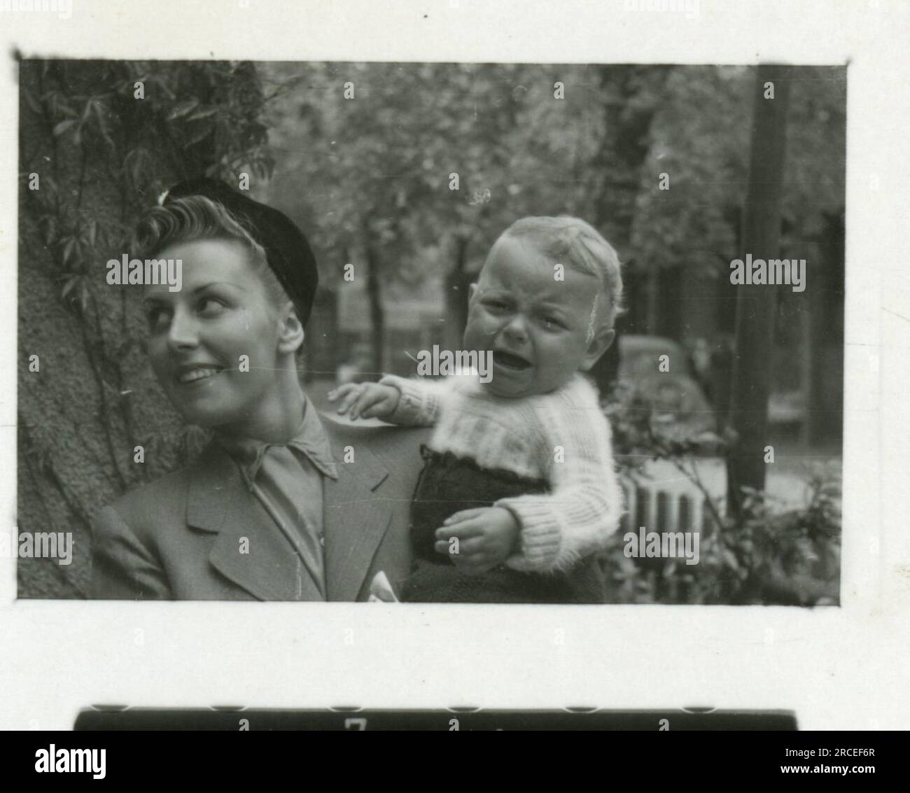 Fotografo delle SS Feder 1943 e 1944 resti di aerei schiantati, molti soldati singoli, ufficiali, donne ritratto personale, soldati belgi, Rexist , foto dettagliate di una bomba di rifornimento, di una struttura del lanciarazzi, di scene di baracca, di pratiche di tiro con fucili e pistole, di famiglie con bambini immagini che raffigurano le attività in prima linea delle unità Waffen-SS sul fronte occidentale e orientale, tra cui Polonia, Francia, Balcani, Italia, E la Russia, così come esercizi di formazione, ritratti di individui e di gruppo, e scene di città e città e popolazioni locali. Foto Stock