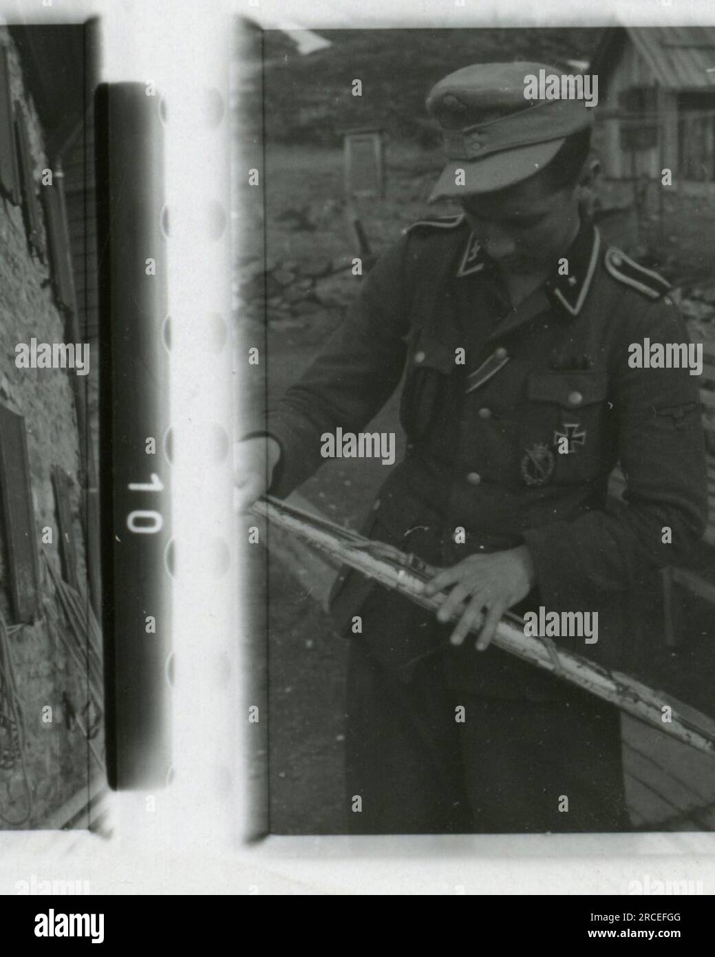 SS Photographer, Fink ,1943 & 1944 processione funebre, Reinhard Heydrich, artista scultore busto di Heydrich, Heinrich Himmler, addestramento soldati con lanciarazzi, addestramento truppe sci in montagna, operazione di ponte in montagna. Immagini che raffigurano le attività in prima linea delle unità Waffen-SS sul fronte occidentale e orientale, tra cui Polonia, Francia, Balcani, Italia, E la Russia, così come esercizi di formazione, ritratti di individui e di gruppo, e scene di città e città e popolazioni locali. Foto Stock