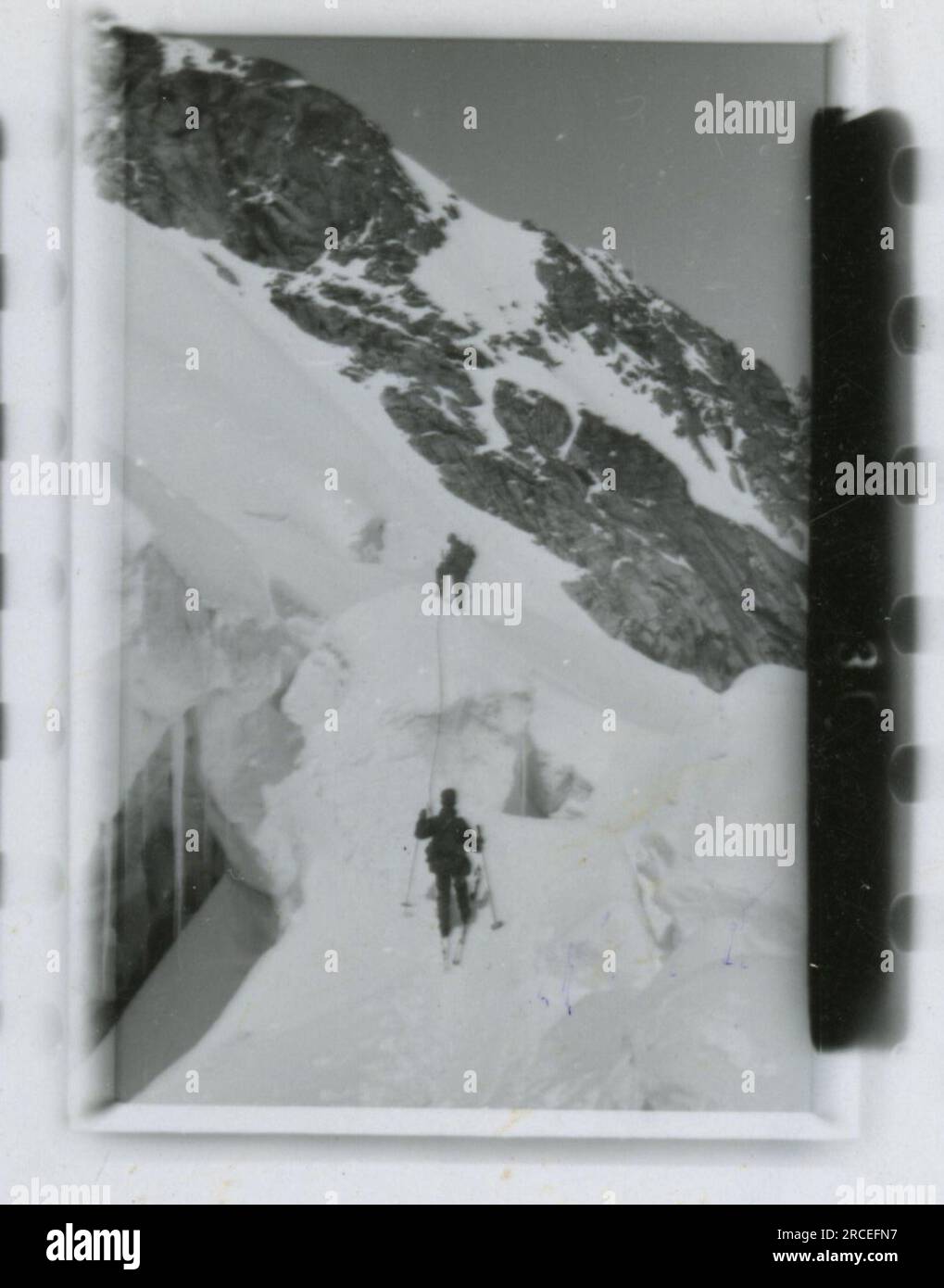 SS Photographer, Fink ,1943 & 1944 processione funebre, Reinhard Heydrich, artista scultore busto di Heydrich, Heinrich Himmler, addestramento soldati con lanciarazzi, addestramento truppe sci in montagna, operazione di ponte in montagna. Immagini che raffigurano le attività in prima linea delle unità Waffen-SS sul fronte occidentale e orientale, tra cui Polonia, Francia, Balcani, Italia, E la Russia, così come esercizi di formazione, ritratti di individui e di gruppo, e scene di città e città e popolazioni locali. Foto Stock