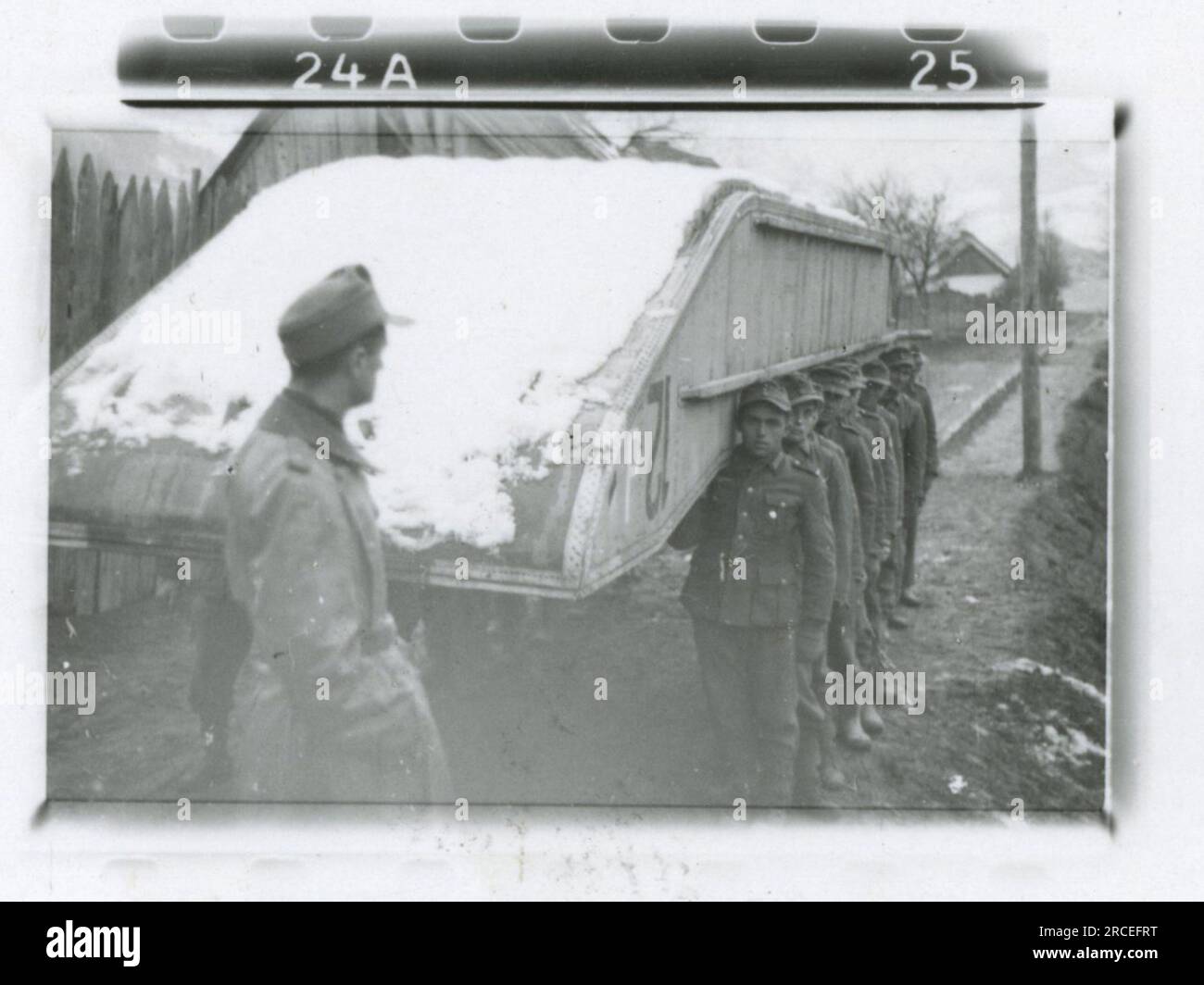 SS Photographer, Fink ,1943 & 1944 processione funebre, Reinhard Heydrich, artista scultore busto di Heydrich, Heinrich Himmler, addestramento soldati con lanciarazzi, addestramento truppe sci in montagna, operazione di ponte in montagna. Immagini che raffigurano le attività in prima linea delle unità Waffen-SS sul fronte occidentale e orientale, tra cui Polonia, Francia, Balcani, Italia, E la Russia, così come esercizi di formazione, ritratti di individui e di gruppo, e scene di città e città e popolazioni locali. Foto Stock