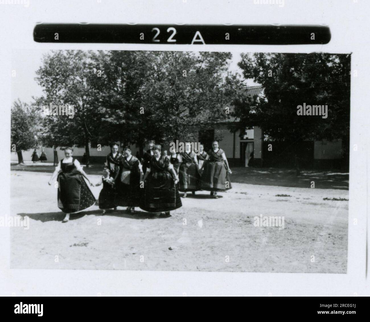 Fotografo delle SS Dürr 1943 scene domestiche di fattorie e città in Germania; ritratti di singoli soldati e foto di gruppo; campagna tedesca, villaggi e popolazione locale in abiti tradizionali; cerimonia di reclutamento, immagini della città bombardate che ritraggono le attività in prima linea delle unità Waffen-SS . Foto Stock