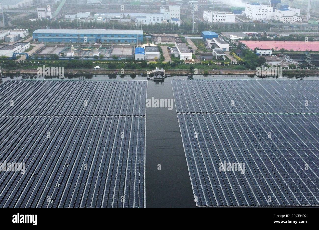(230714) -- TIANJIN, 14 luglio 2023 (Xinhua) -- questa foto aerea scattata il 13 luglio 2023 mostra una centrale solare del gruppo Rockcheck a Tianjin, nel nord della Cina. Per ottenere la riduzione delle emissioni di carbonio e migliorare l'efficienza energetica, Tianjin ha portato avanti negli ultimi anni la trasformazione completa della sua catena siderurgica. I produttori di ferro e acciaio sono incoraggiati a riformare il loro mix energetico, aggiornare la tecnologia e sviluppare trasporti alimentati a idrogeno. Le imprese siderurgiche ancora in attività a Tianjin hanno completato la trasformazione a bassissime emissioni. Di conseguenza, Foto Stock