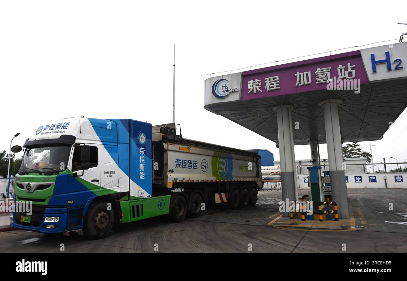 (230714) -- TIANJIN, 14 luglio 2023 (Xinhua) -- Un camion pesante alimentato a idrogeno lascia una stazione di rifornimento di idrogeno del gruppo Rockcheck a Tianjin, Cina settentrionale, 13 luglio 2023. Per ottenere la riduzione delle emissioni di carbonio e migliorare l'efficienza energetica, Tianjin ha portato avanti negli ultimi anni la trasformazione completa della sua catena siderurgica. I produttori di ferro e acciaio sono incoraggiati a riformare il loro mix energetico, aggiornare la tecnologia e sviluppare trasporti alimentati a idrogeno. Le imprese siderurgiche ancora in attività a Tianjin hanno completato la trasformazione a bassissime emissioni Foto Stock