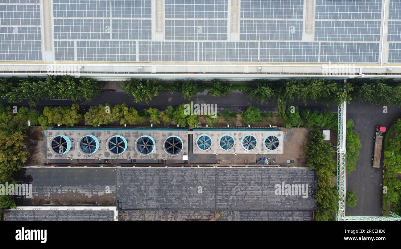 (230714) -- TIANJIN, 14 luglio 2023 (Xinhua) -- questa foto aerea scattata il 12 luglio 2023 mostra pannelli solari sul tetto di un laboratorio del New Tianjin Steel Group a Tianjin, nel nord della Cina. Per ottenere la riduzione delle emissioni di carbonio e migliorare l'efficienza energetica, Tianjin ha portato avanti negli ultimi anni la trasformazione completa della sua catena siderurgica. I produttori di ferro e acciaio sono incoraggiati a riformare il loro mix energetico, aggiornare la tecnologia e sviluppare trasporti alimentati a idrogeno. Le imprese siderurgiche ancora in attività a Tianjin hanno completato tutte le emissioni ultra-basse Foto Stock