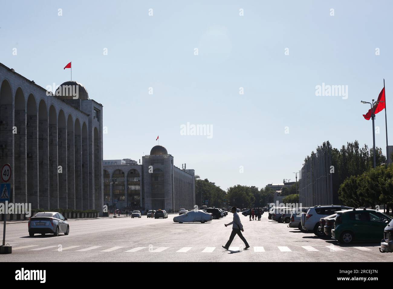 Bishkek, Kirghizistan. 12 luglio 2023. Un uomo cammina davanti alla piazza Ala-Too a Bishkek, in Kirghizistan, 12 luglio 2023. Venerdì le autorità del Kirghizistan hanno emesso un allarme termico. Crediti: Roman/Xinhua/Alamy Live News Foto Stock