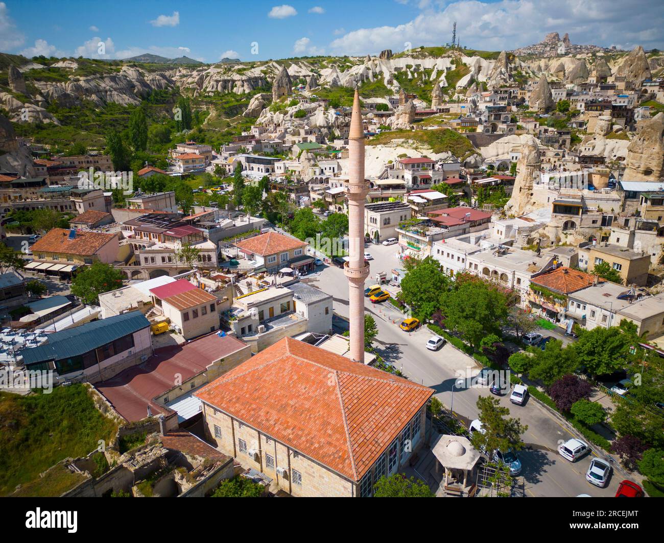 Vista aerea della Moschea di Goreme nel centro storico della città di Goreme con il paesaggio dei camini delle fate vicino al Parco Nazionale di Goreme in Cappadocia, Anatolia, Nevsehir, Tur Foto Stock