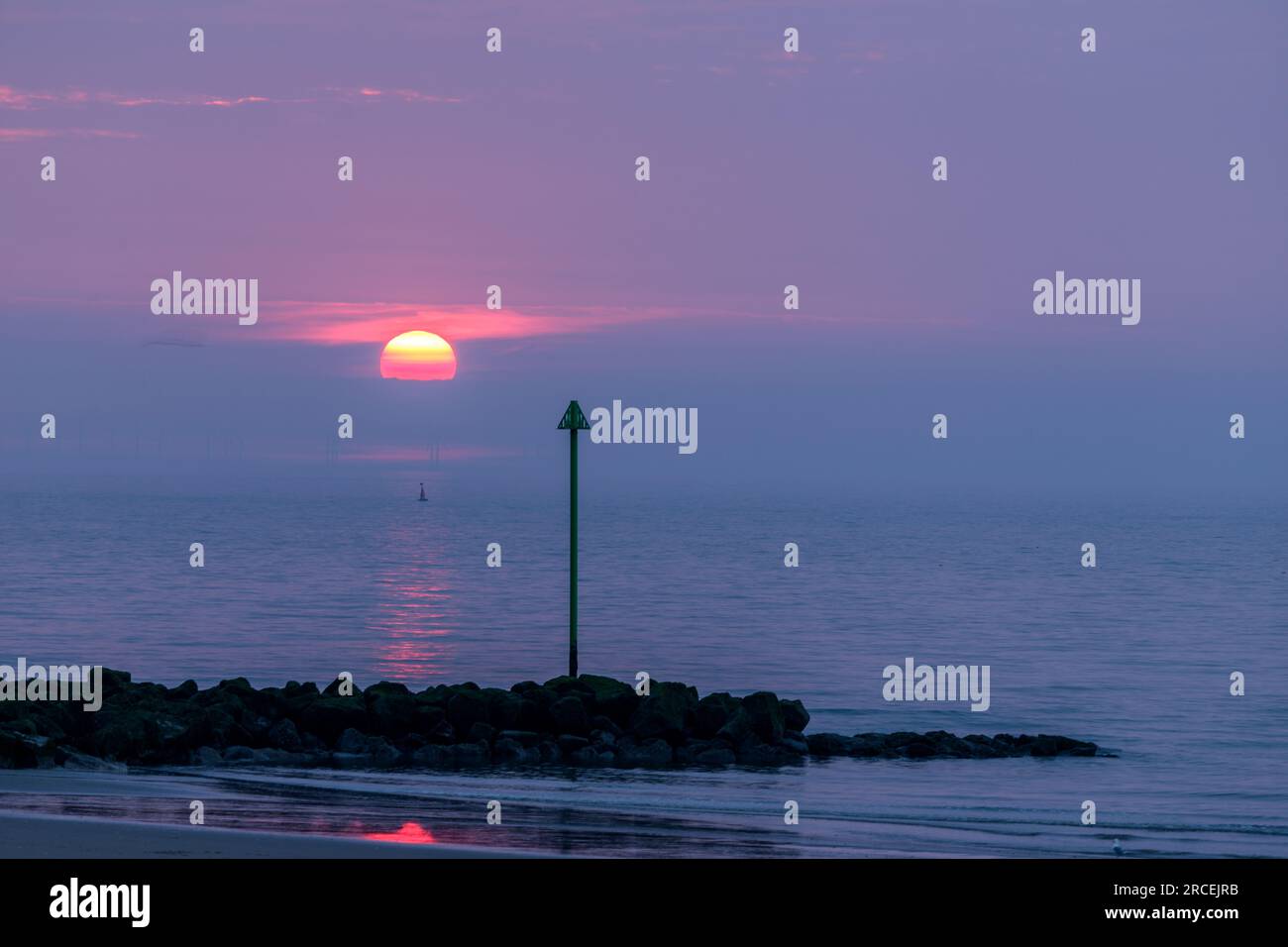 Tramonto sul Mare d'Irlanda a Prestatyn, Galles del Nord Foto Stock