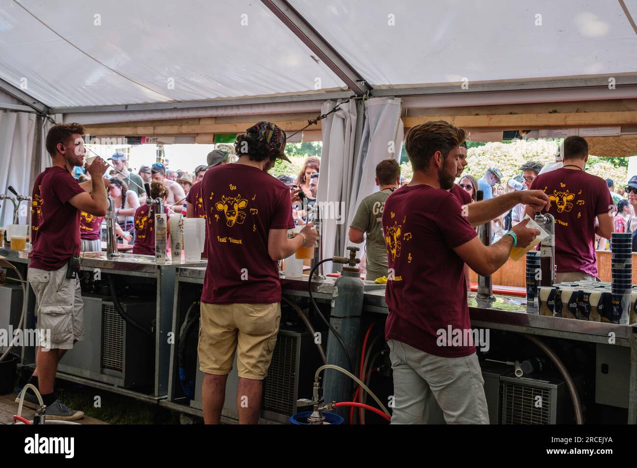 Bar tenero e cameriere al festival Lasemo | Bar sous tente au festival Lasemo Foto Stock