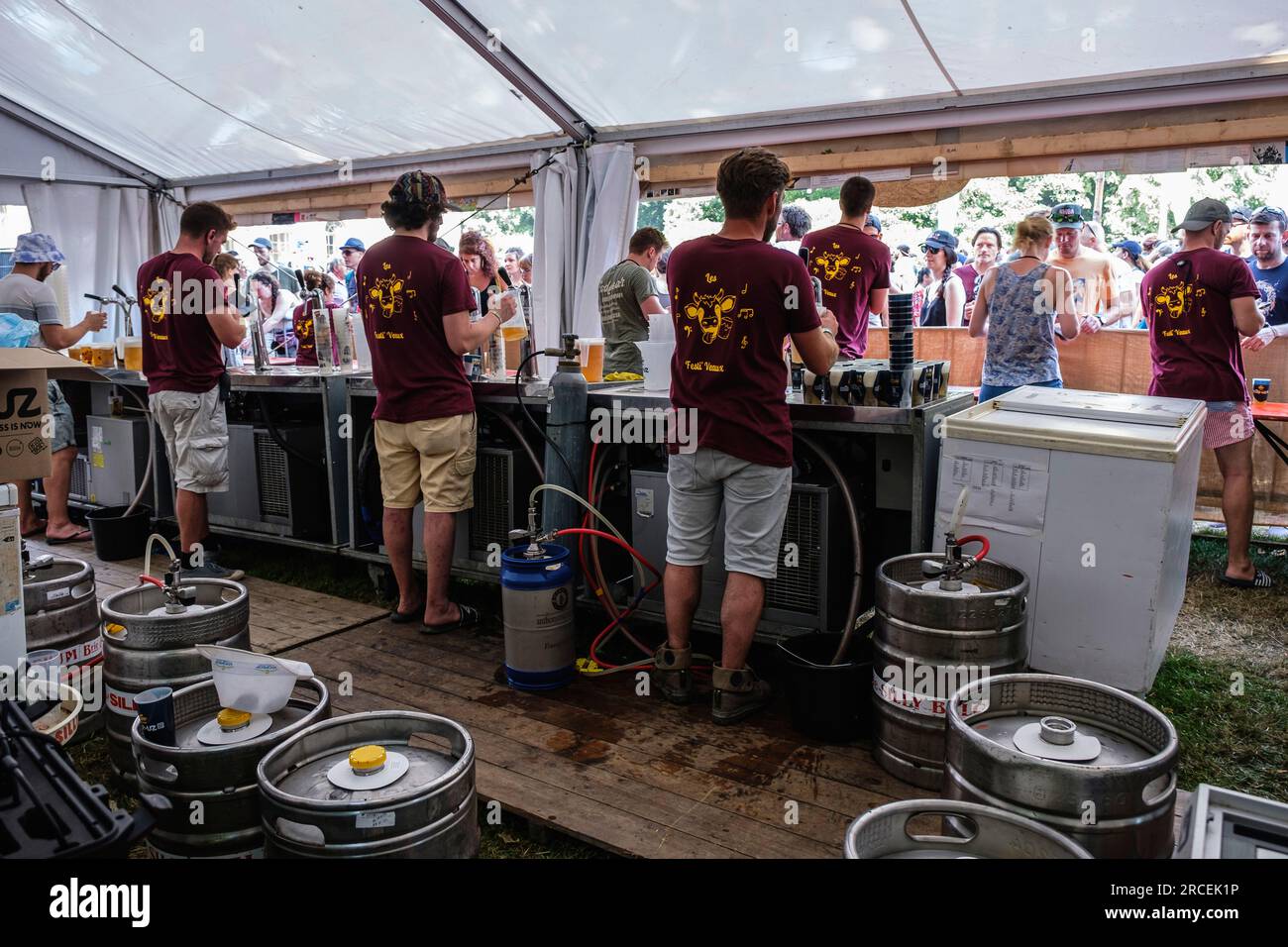 Bar tenero e cameriere al festival Lasemo | Bar sous tente au festival Lasemo Foto Stock