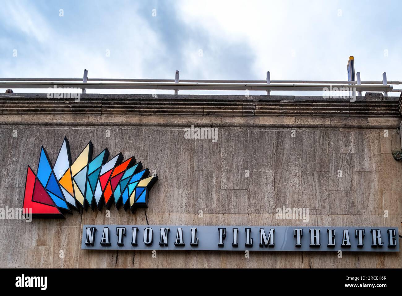 Londra, Regno Unito - 6 giugno 2023: Il logo e l'insegna sulla parete esterna del National Film Theatre, BFI Southbank, sulla riva sud del Tamigi., Londra Foto Stock