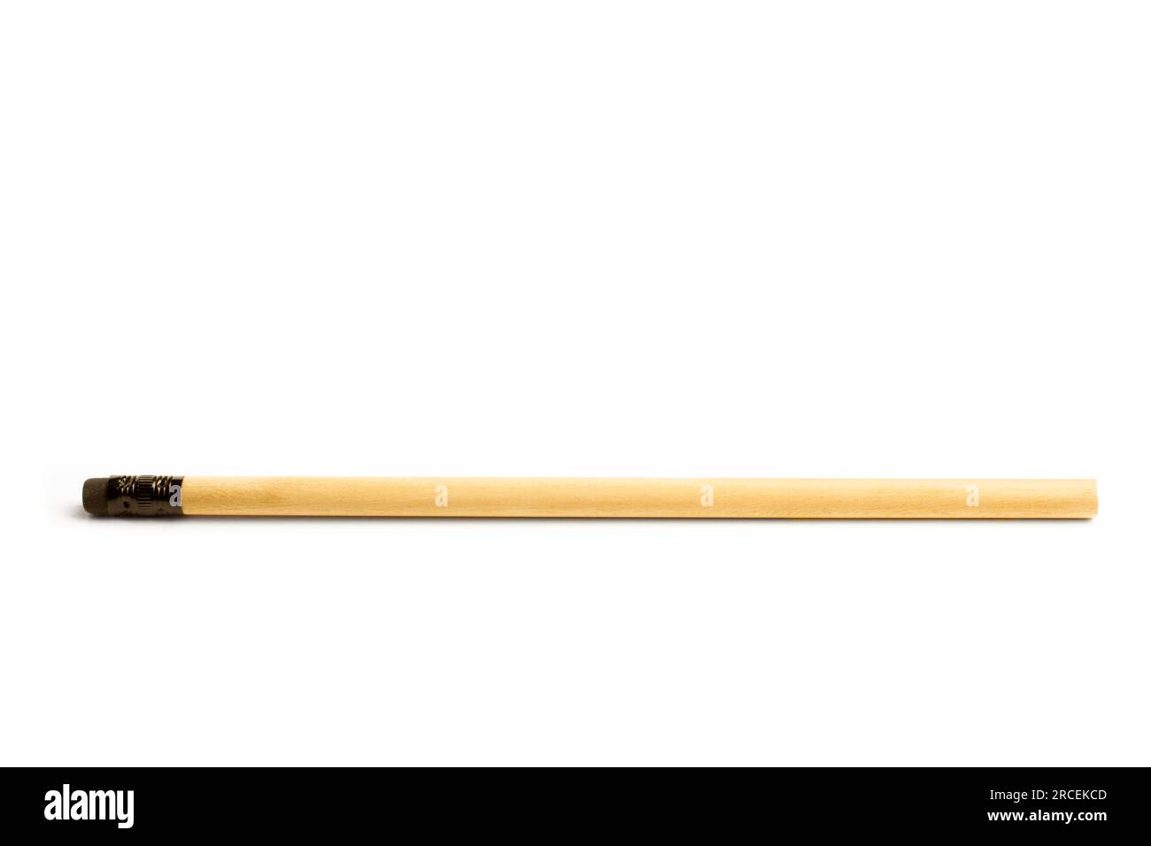 Una matita di legno nera con gomma su sfondo bianco con spazio per la copia Foto Stock