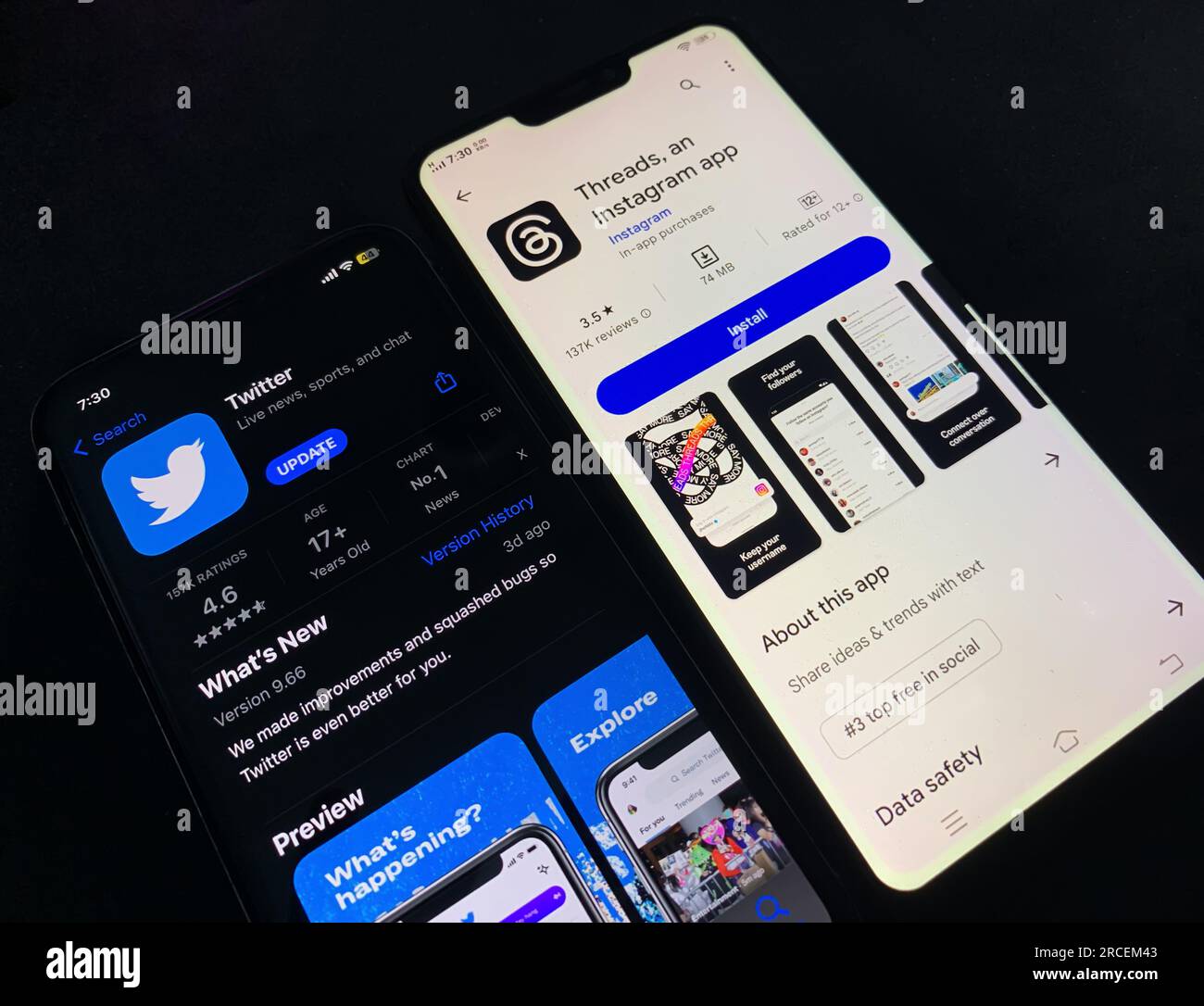 Twitter vs thread sullo schermo dei dispositivi mobili, la nuova app di social media si scontra con lo sfondo del concetto di twitter, editoriale Foto Stock