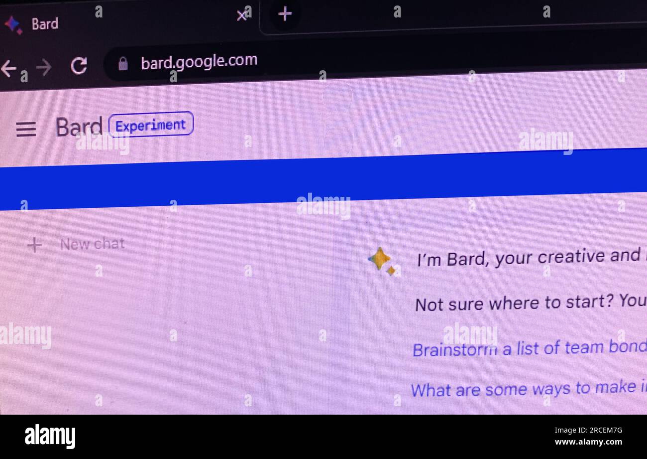 Lo strumento di intelligenza artificiale di Google è stato aperto in uno sfondo editoriale con clic su una scheda. Bard aperto nella scheda di Google, sfondo Foto Stock