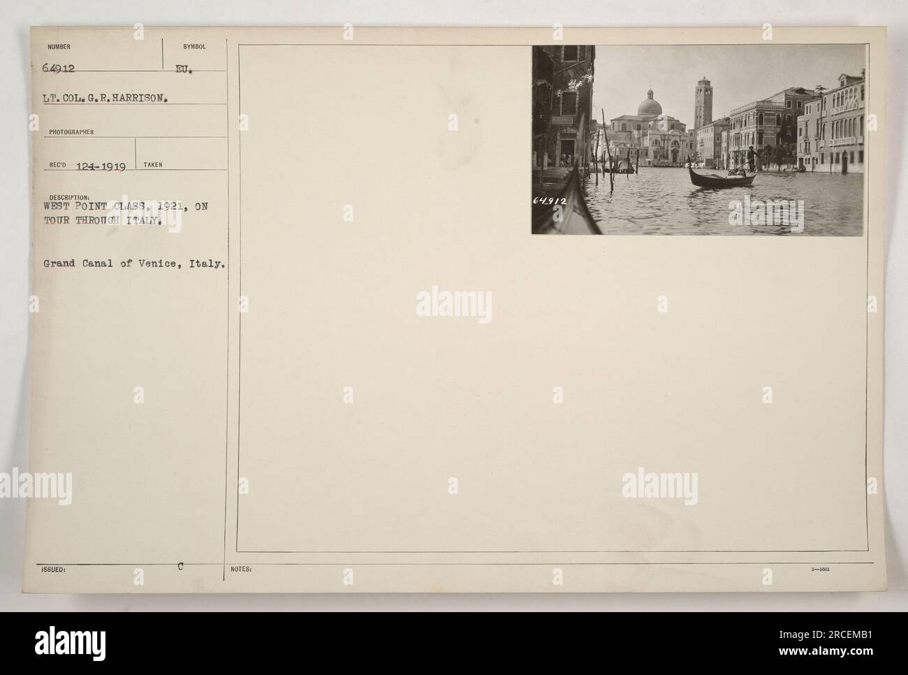 Classe West Point del 1921 in visita in Italia in un tour, catturato in una fotografia scattata dal tenente colonnello G. R. Harrison. L'immagine mostra il Canal grande di Venezia, Italia. Questa fotografia è etichettata con il numero riassegnato 64912 e ha emesso banconote non dichiarate. Foto Stock