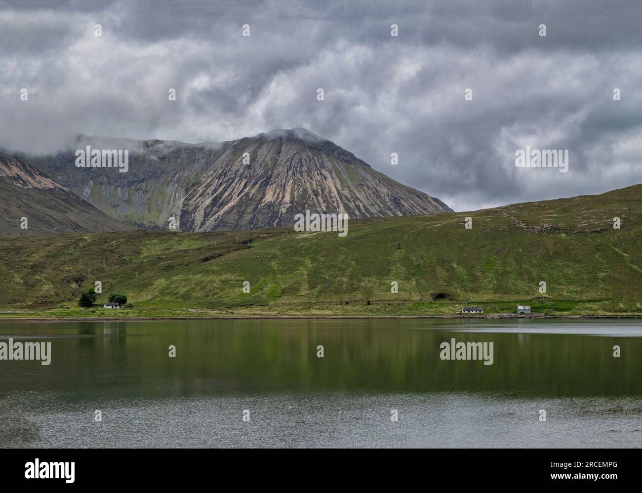 Berge und Meer auf Skye (Schottland) Foto Stock