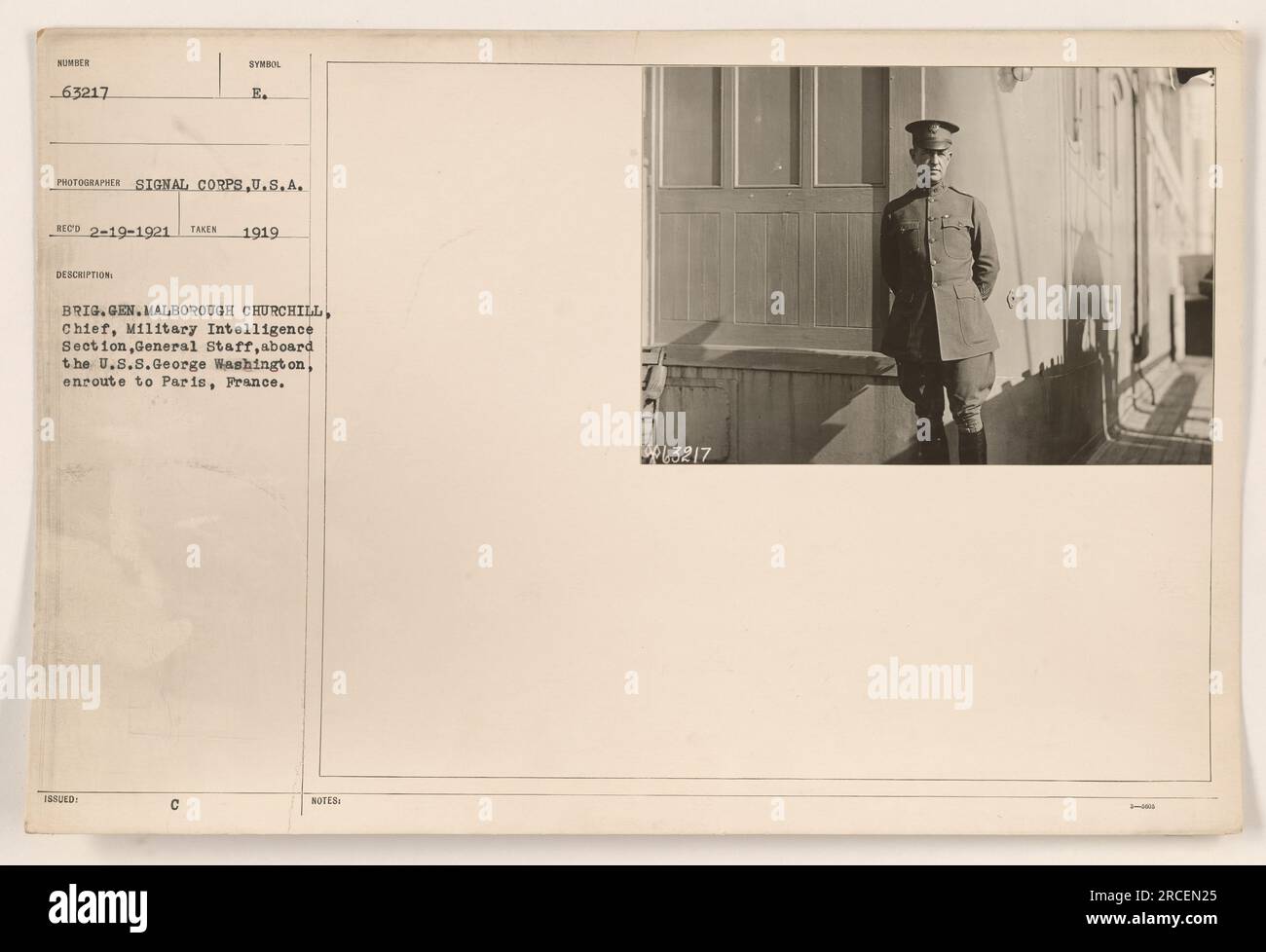 Brig. Generale Marlborough Churchill, capo dei servizi segreti militari, a bordo della U.S.S. George Washington, in viaggio per Parigi, Francia. Scattata nel 1919, questa fotografia mostra il generale Churchill sulla nave, forse discutendo di strategie militari o rapporti di intelligence. L'immagine è stata catturata dal Signal Corps dell'esercito degli Stati Uniti. Foto Stock