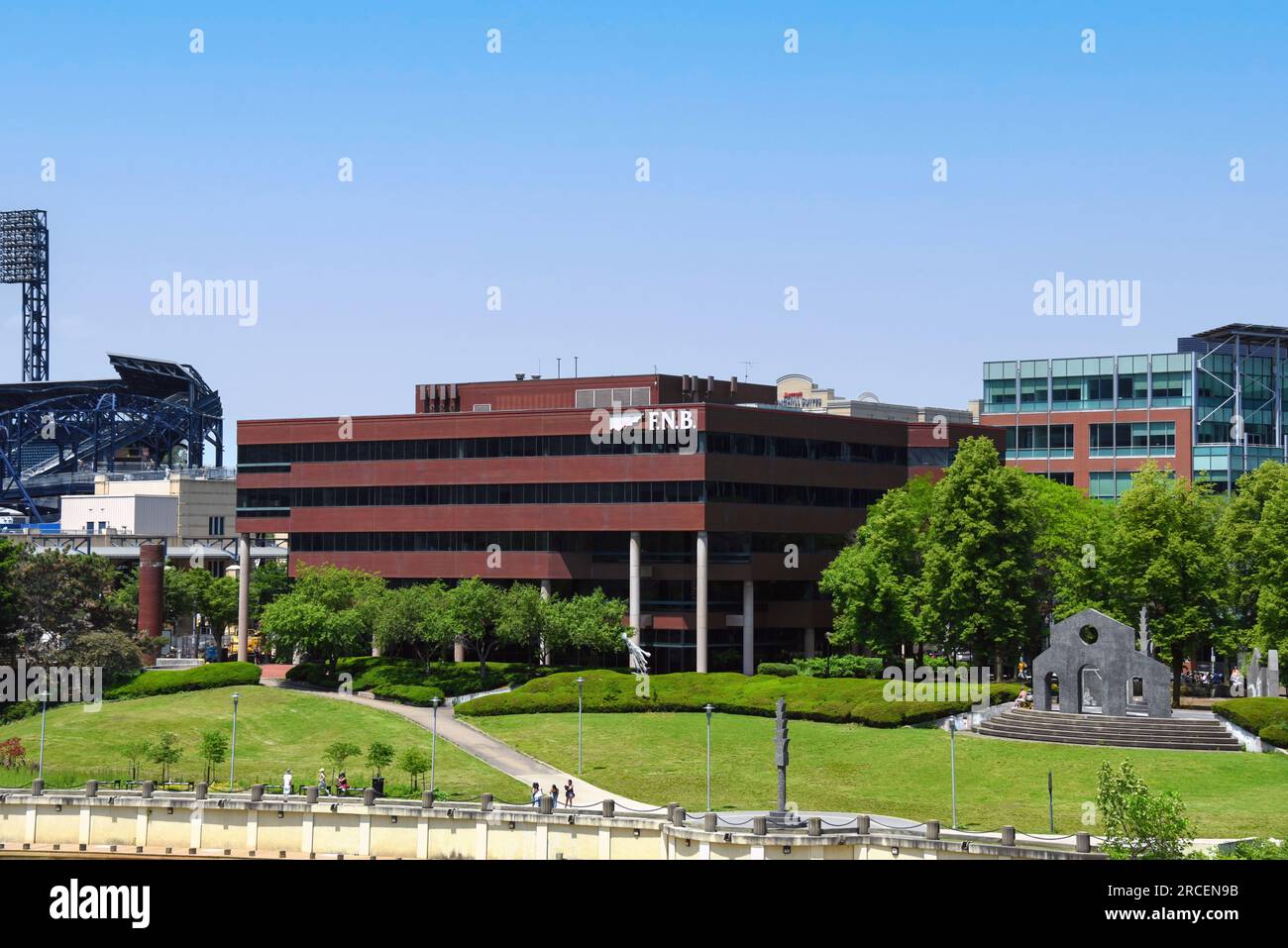 Pittsburgh, PA, USA - 21 maggio 2023: F.N.B. Corporation, situata vicino a PNC Park, è una società diversificata di servizi finanziari con sede a Pittsburgh, Foto Stock