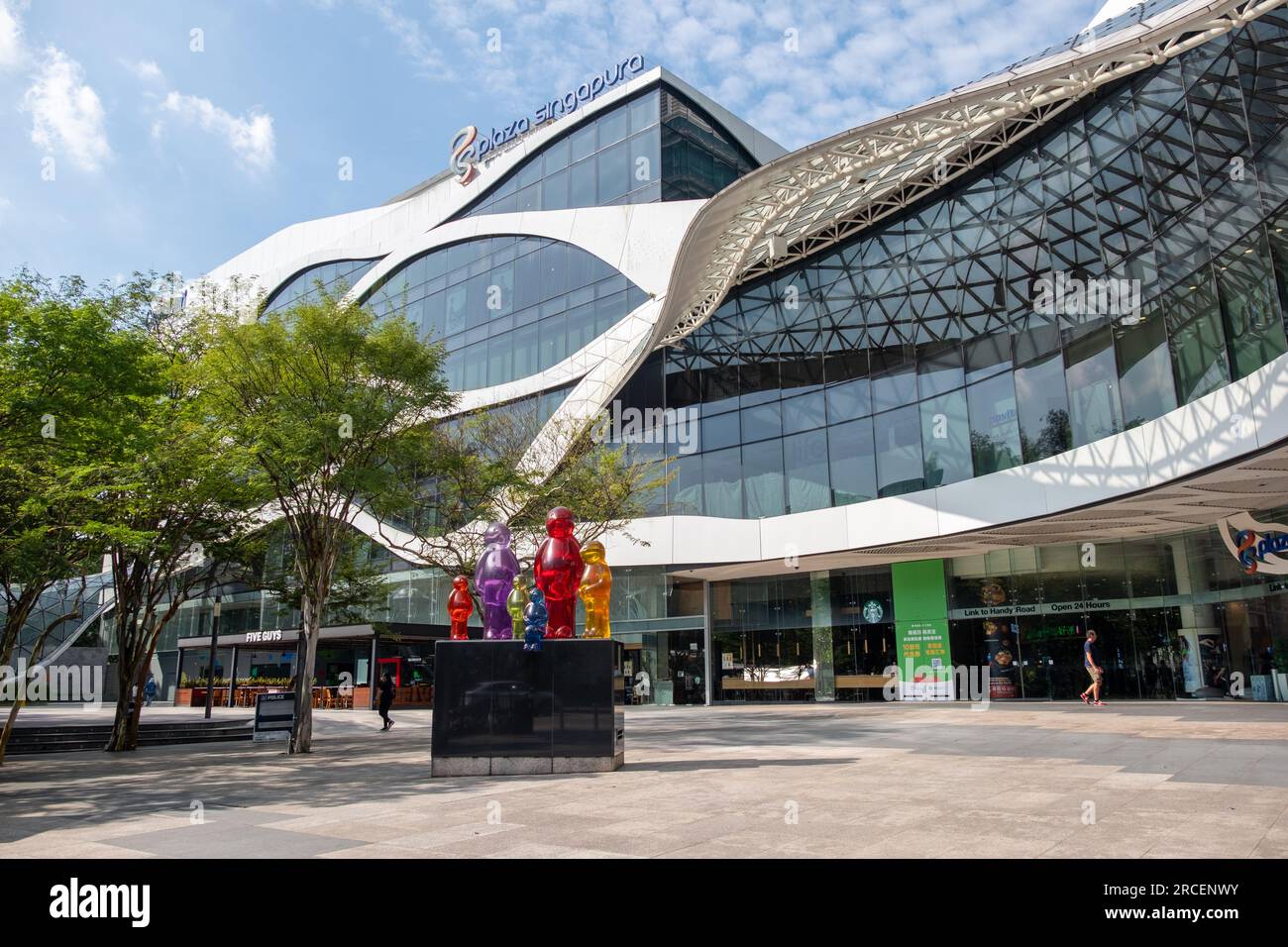 Singapore - 20 ottobre 2022: Plaza Singapura. E' un moderno centro commerciale situato lungo Orchard Road, Singapore, vicino alla stazione MRT di Dhoby Ghaut Foto Stock