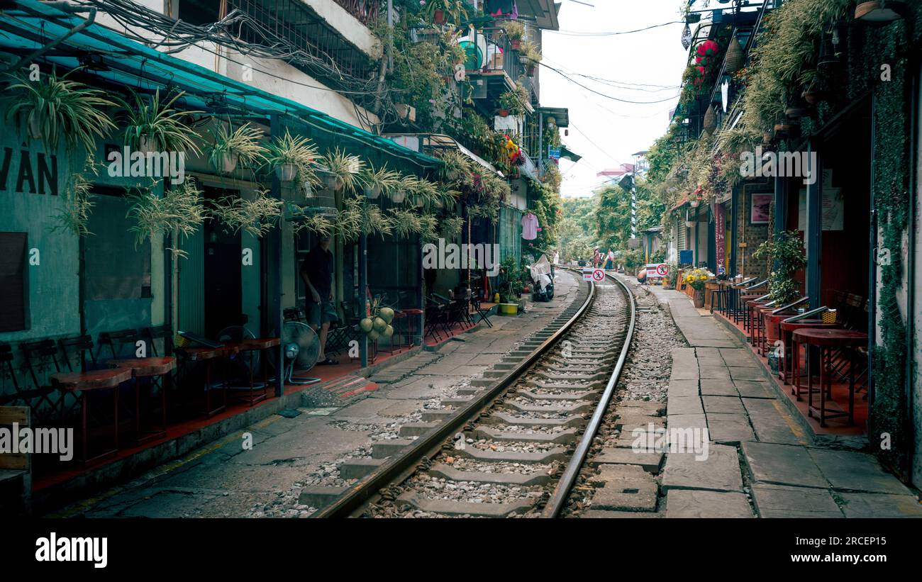 Hanoi, città ricca di storia e cultura. Dai mercati affollati alla strada dei treni di Hanoi, una piccola strada in città con case strette e una linea ferroviaria. Foto Stock