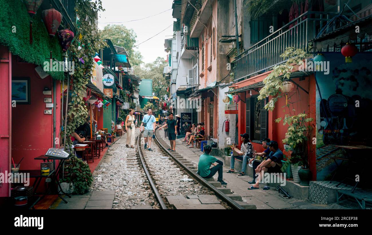 Vietnam Hanoi Train Street - attrazione turistica unica di Hanoi, strada famosa, treno così vicino ai turisti. Gusta un caffè e prendi il treno che passa. Foto Stock