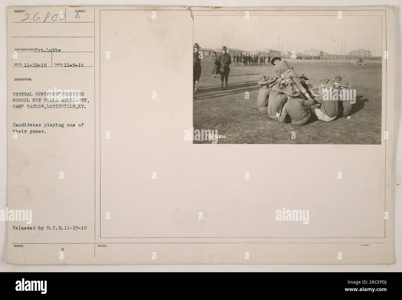 I candidati alla Central Officers' Training School for Field Artillery di Camp Taylor, Louisville, Kentucky, sono visti giocare uno dei loro giochi di allenamento. Questa foto è stata scattata da Pyt Lubbe e rilasciata dal M.I.B. l'11-23-18. Numerata 111-SC-26800, questa immagine fornisce uno sguardo sulle attività militari durante la prima guerra mondiale. Foto Stock