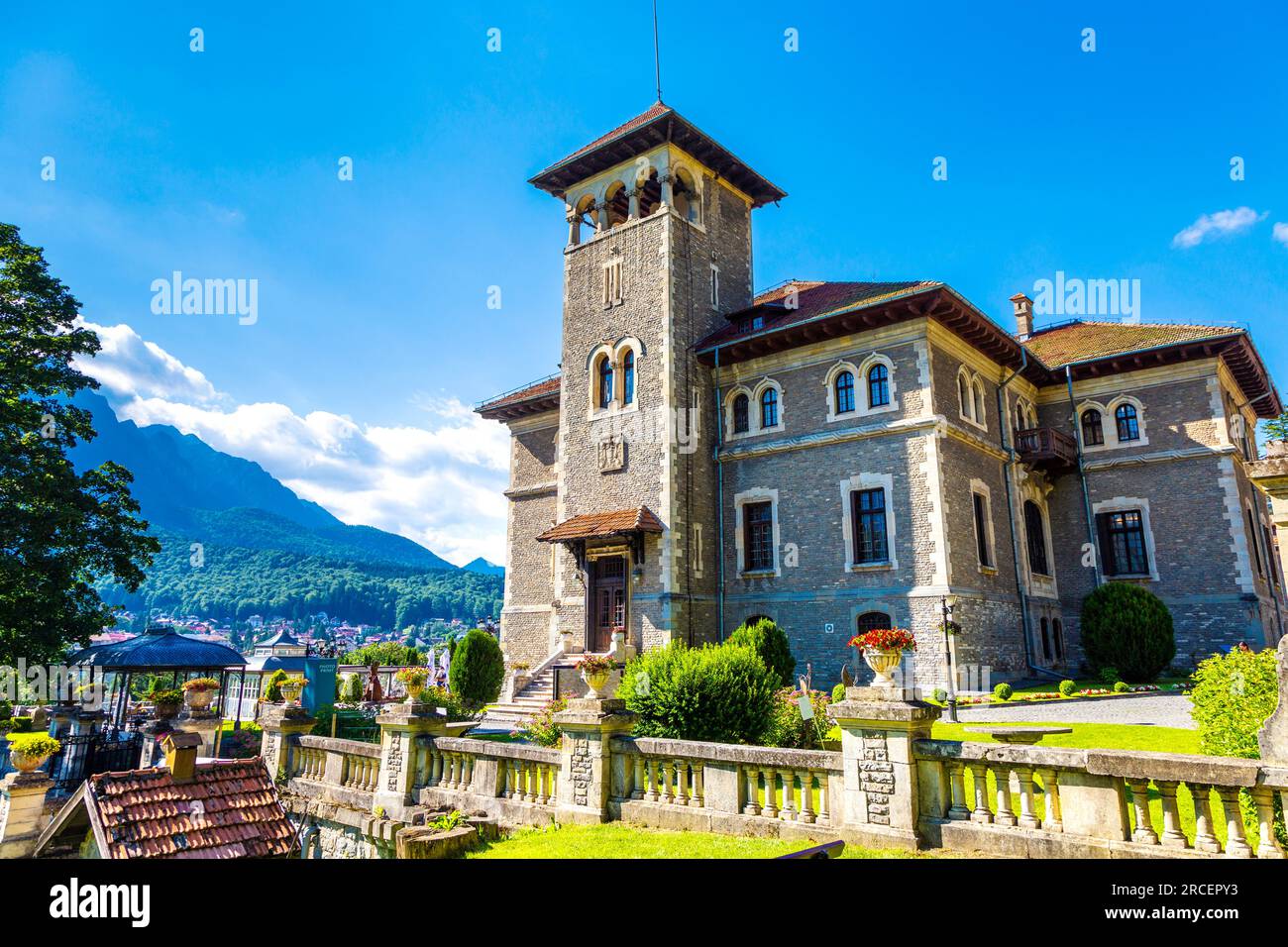 Esterno del Castello di Cantacuzino con vista sui Monti Bucegi, Busteni, Romania Foto Stock