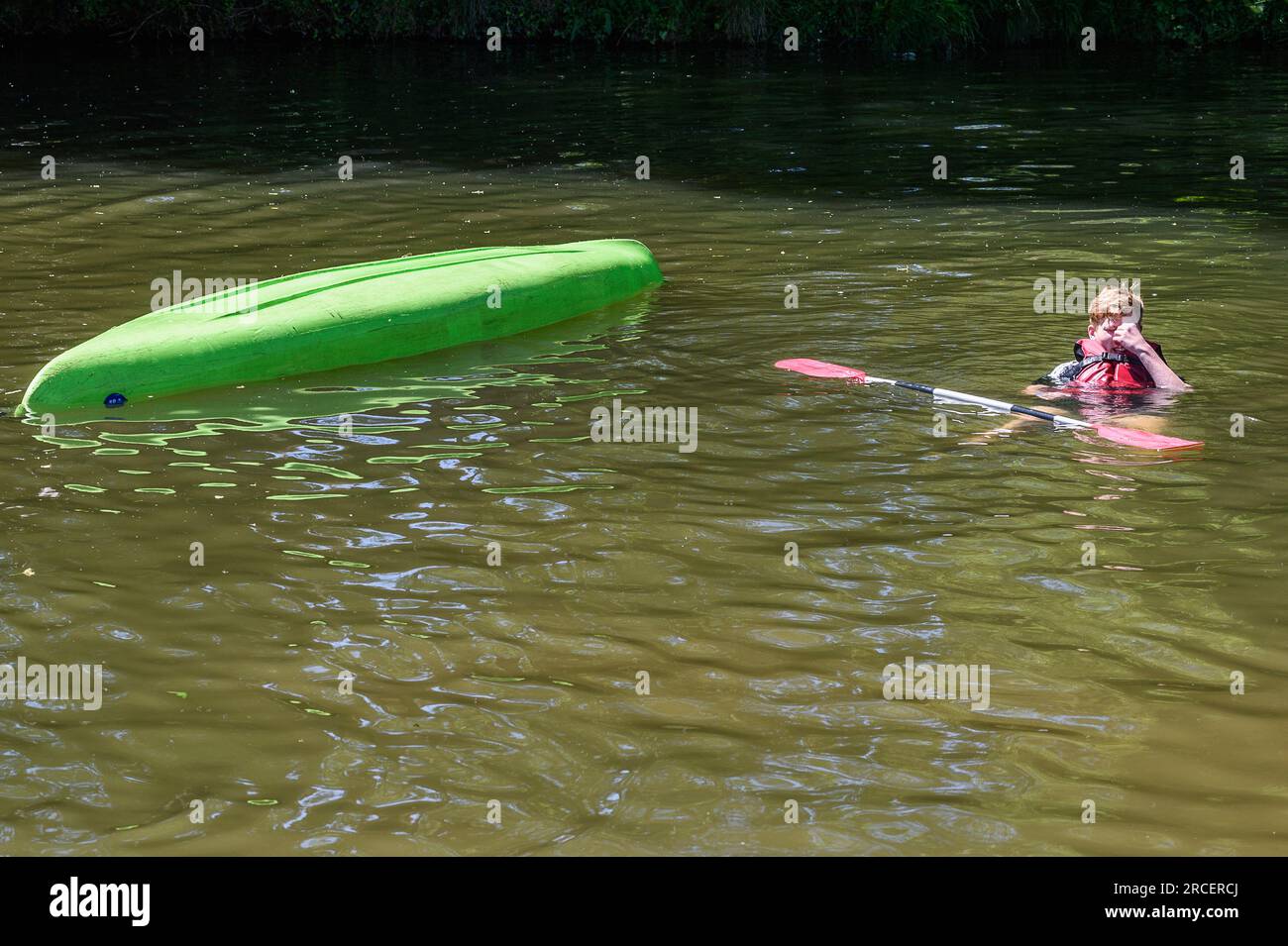 Punto finale per il kayak a Barvaux-sur-Ourthe. Fine del viaggio per i turisti che scendono da Durbuy - cadere nel kayak sul fiume a testa in giù| fin de l Foto Stock