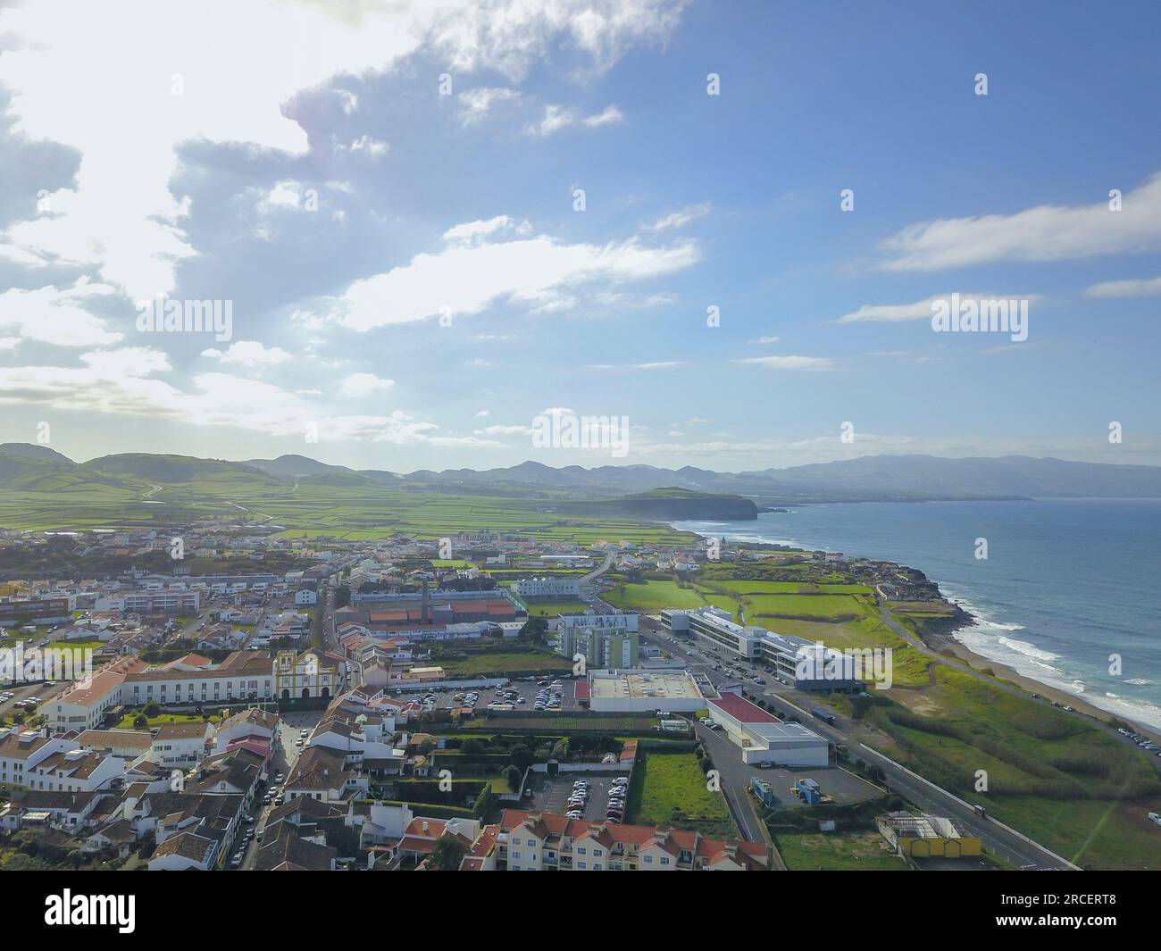 Vista aerea sull'urbanizzazione e sul lungomare nella città di Ribeira grande, con l'Oceano Atlantico sullo sfondo. São Miguel, Azzorre Foto Stock