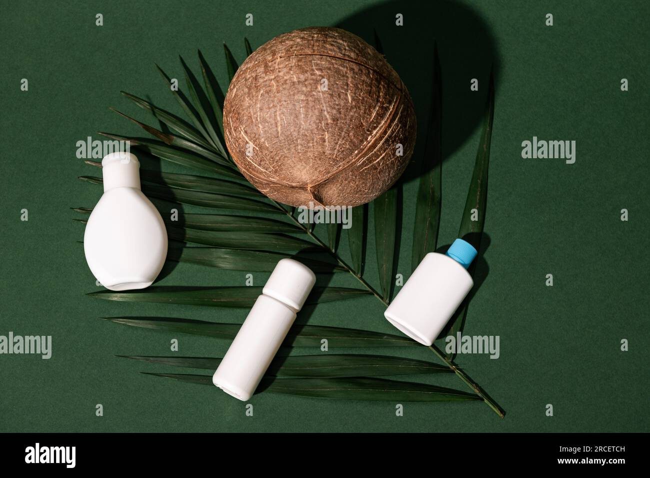 Natura morta. Spianatura piatta. Assortimento di flaconi mockup per tester bianchi di piccole dimensioni per confezioni e design di marca, con prodotti cosmetici di bellezza disposti su un palmo Foto Stock