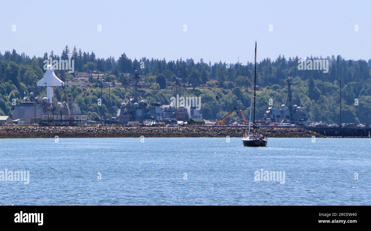 Uno yacht vicino alla base navale di Everett - Commander Navy Region Northwest, sede di 7 cacciatorpediniere missilistiche guidate Puget Sound Everett Washington State USA Foto Stock