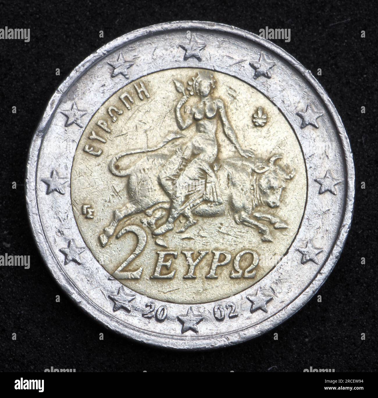 Indietro, la faccia nazionale della moneta da 2 euro dalla Grecia mostra una scena mitologica tratta da un mosaico di Sparta che mostra il rapimento della principessa Europa da parte di Zeus, coniato Foto Stock