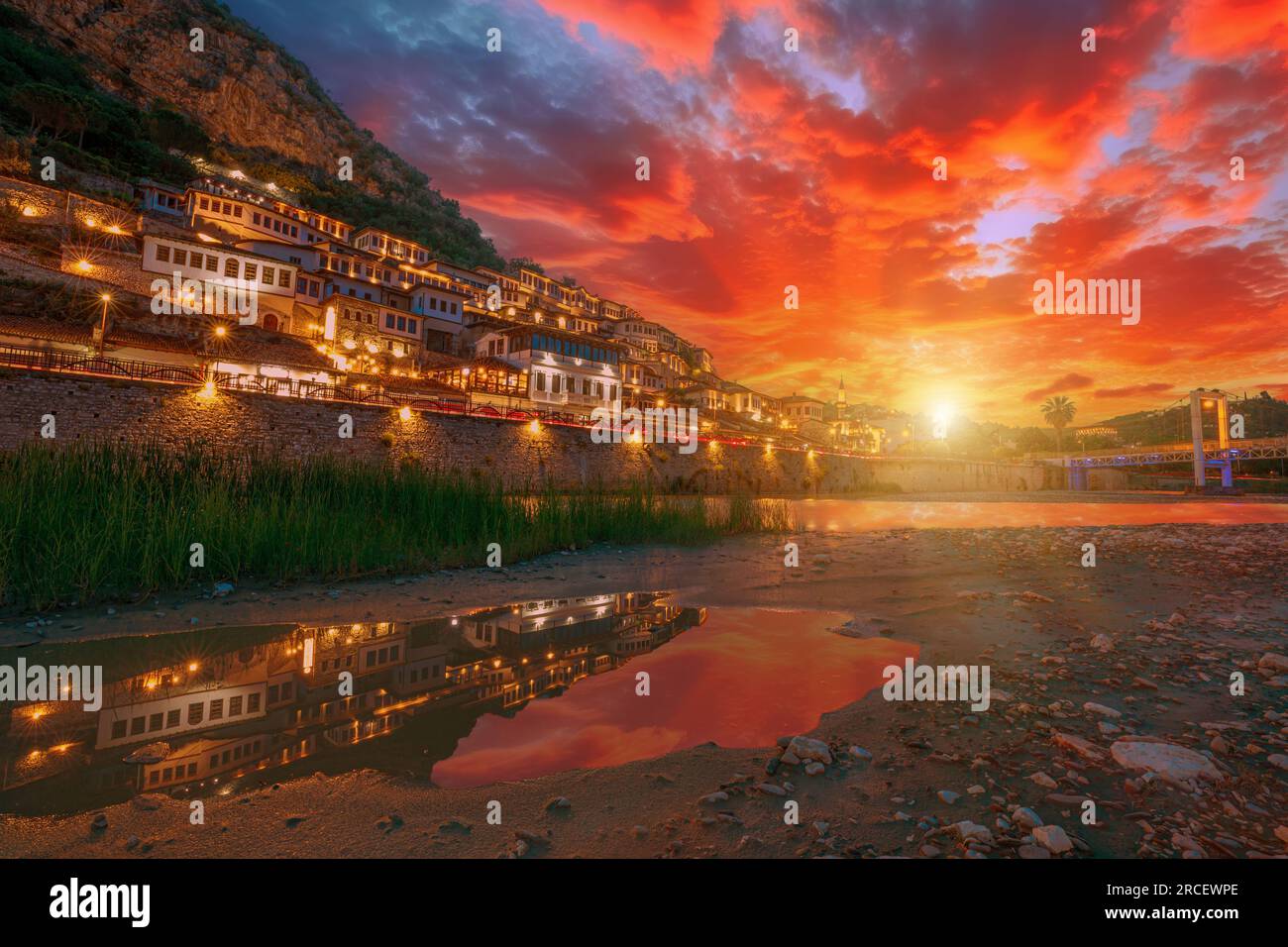 Il tramonto che riflette la prospettiva offre una vista mozzafiato, svelando lo splendore della città di Berat in Albania, in tutta la sua gloria e rivelando il Foto Stock