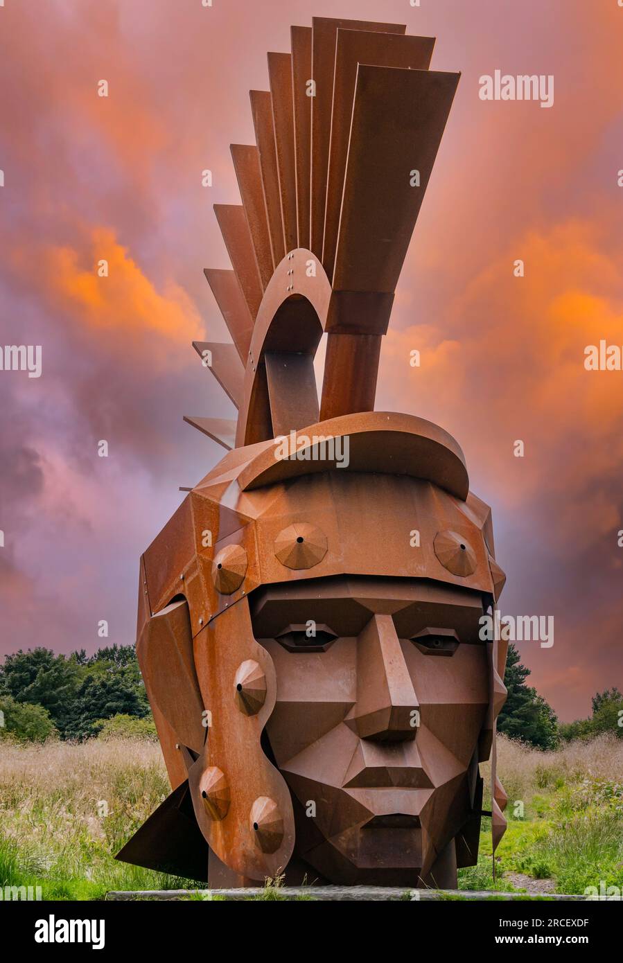 Silvanus Roman Soldier gigante scultura della testa di Svetlana Kondakova, Nethercroy Site of Antonine Wall, Croy Hill, Scozia, Regno Unito Foto Stock