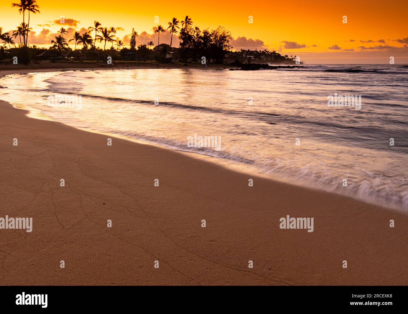 Alba sulla spiaggia sabbiosa di Poipu Beach, Koloa, Kauai, Hawaii, USA Foto Stock