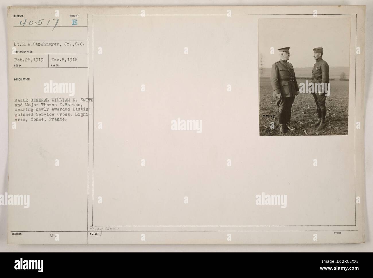 Il maggiore generale William R. Smith e il maggiore Thomas D. Barton indossano la Distinguished Service Cross a Lignieres, Yonne, Francia il 26 febbraio 1919. La foto è stata scattata dal tenente H.A. Strohmeyer, Jr., S.C. l'8 dicembre 1918. Foto Stock