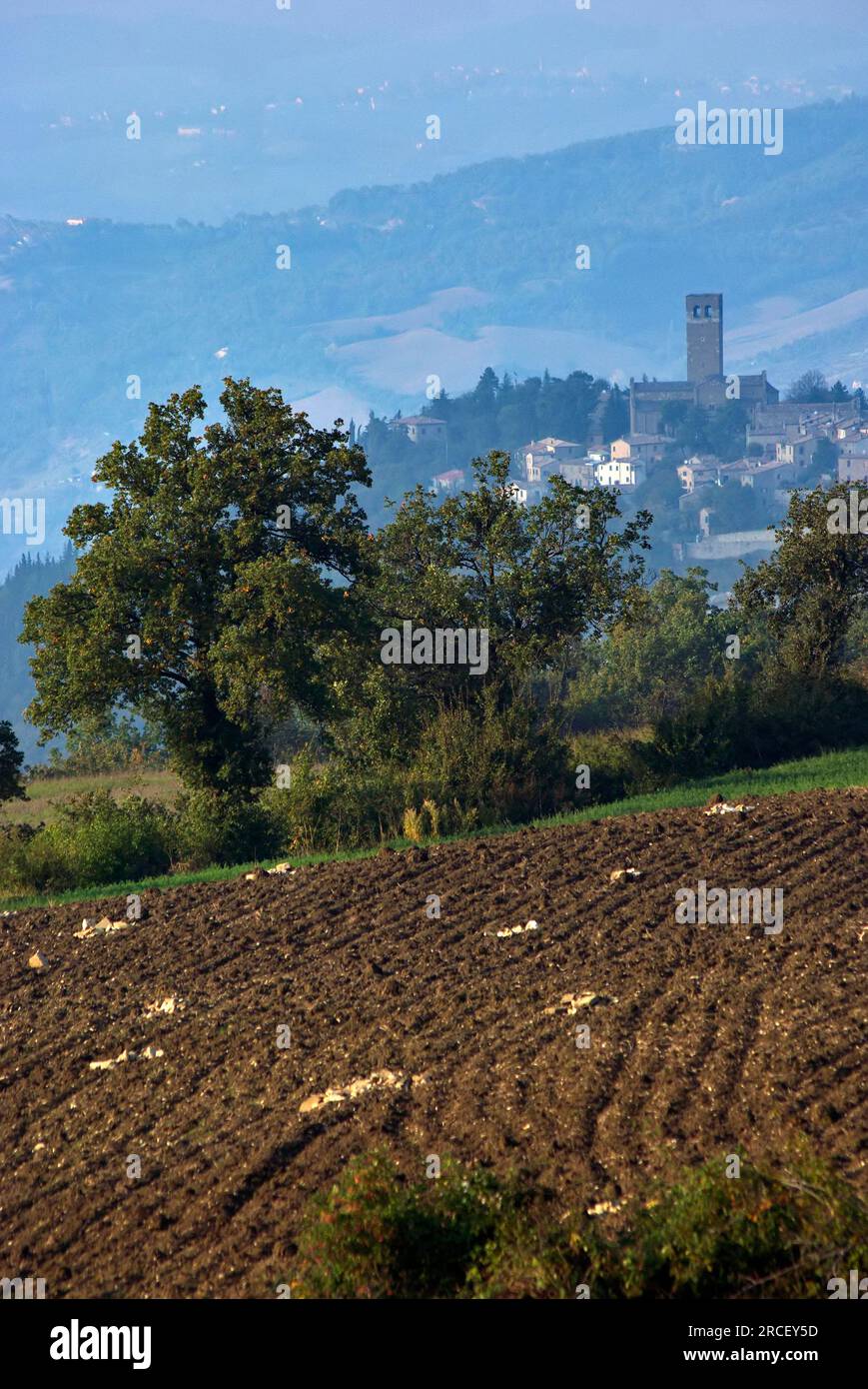 vista del paese di San Leo sopra il precipizio Foto Stock