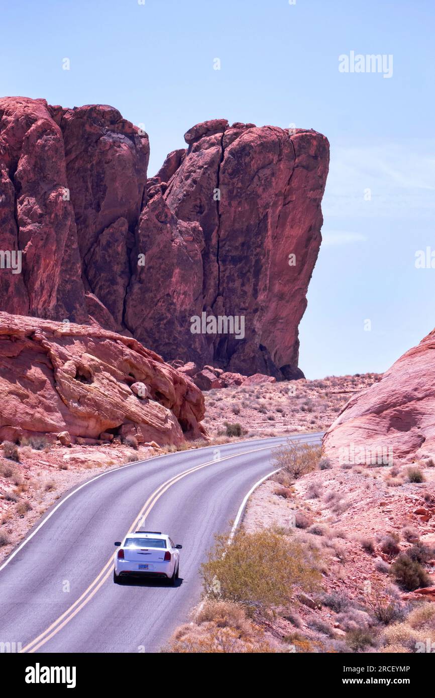 Strada nella "Valle del fuoco" Nevada USA Foto Stock