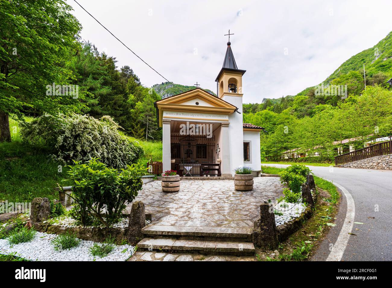 Italia Veneto Cison di Valmarino - via Tofane - Valle San Daniele - Chiesa di San Marco Evangelista e San Daniele Martire Foto Stock