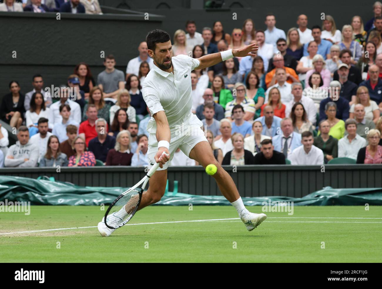 Londra, Regno Unito. 14 luglio 2023. Il serbo Novak Djokovic gioca un anticipo nella sua partita di semifinale maschile contro l'italiano Jannik Sinner ai campionati di Wimbledon 2023 a Londra venerdì 14 luglio 2023. Djokovic ha vinto la partita 6-3, 6-4, 7-6. Foto di Hugo Philpott/UPI credito: UPI/Alamy Live News Foto Stock