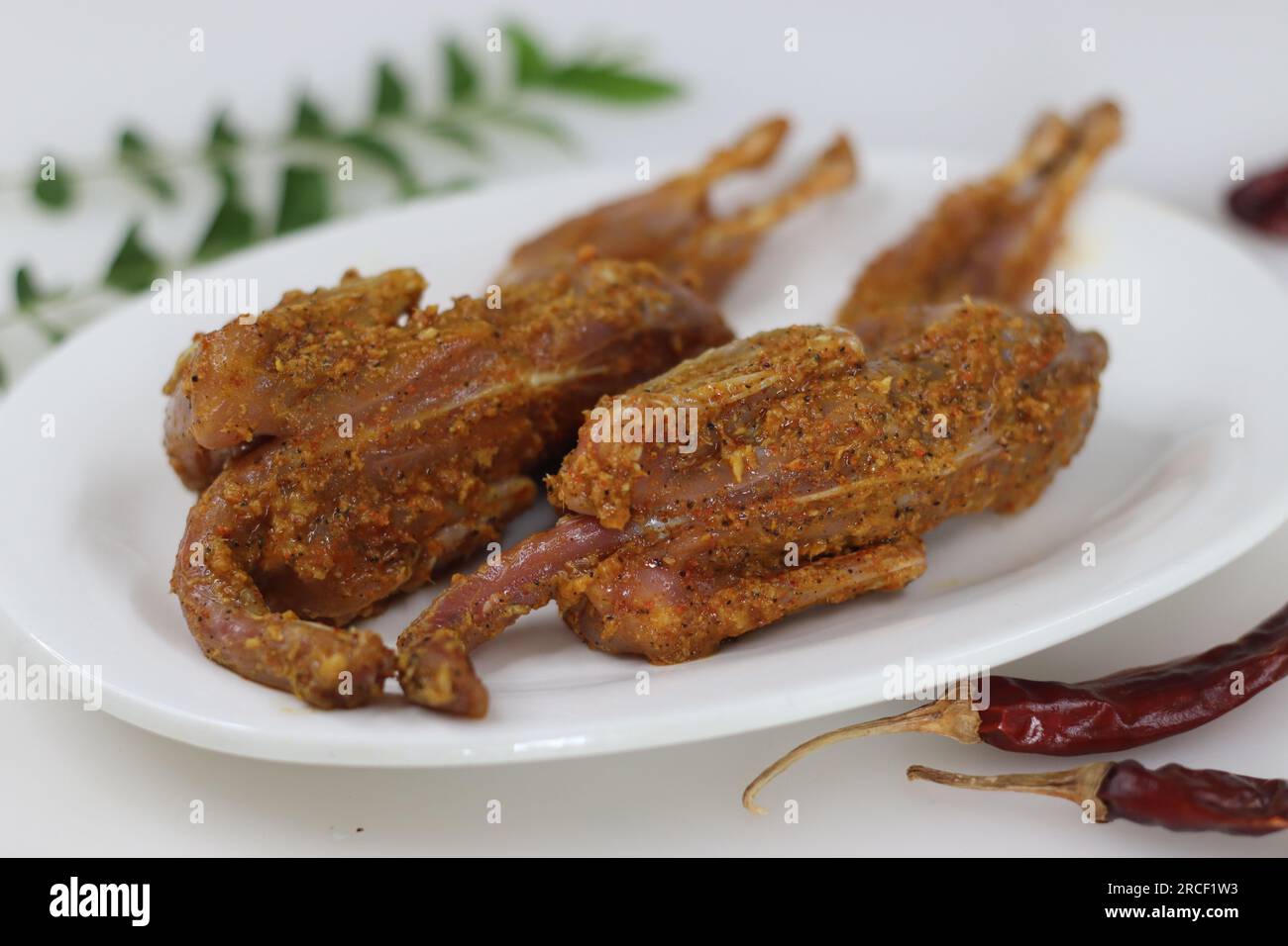 Carne di quaglia marinata. Carne di quaglia marinata con peperoncino rosso in polvere, pepe, pasta di aglio allo zenzero, sale e succo di lime prima della frittura. Quail Meet è c Foto Stock