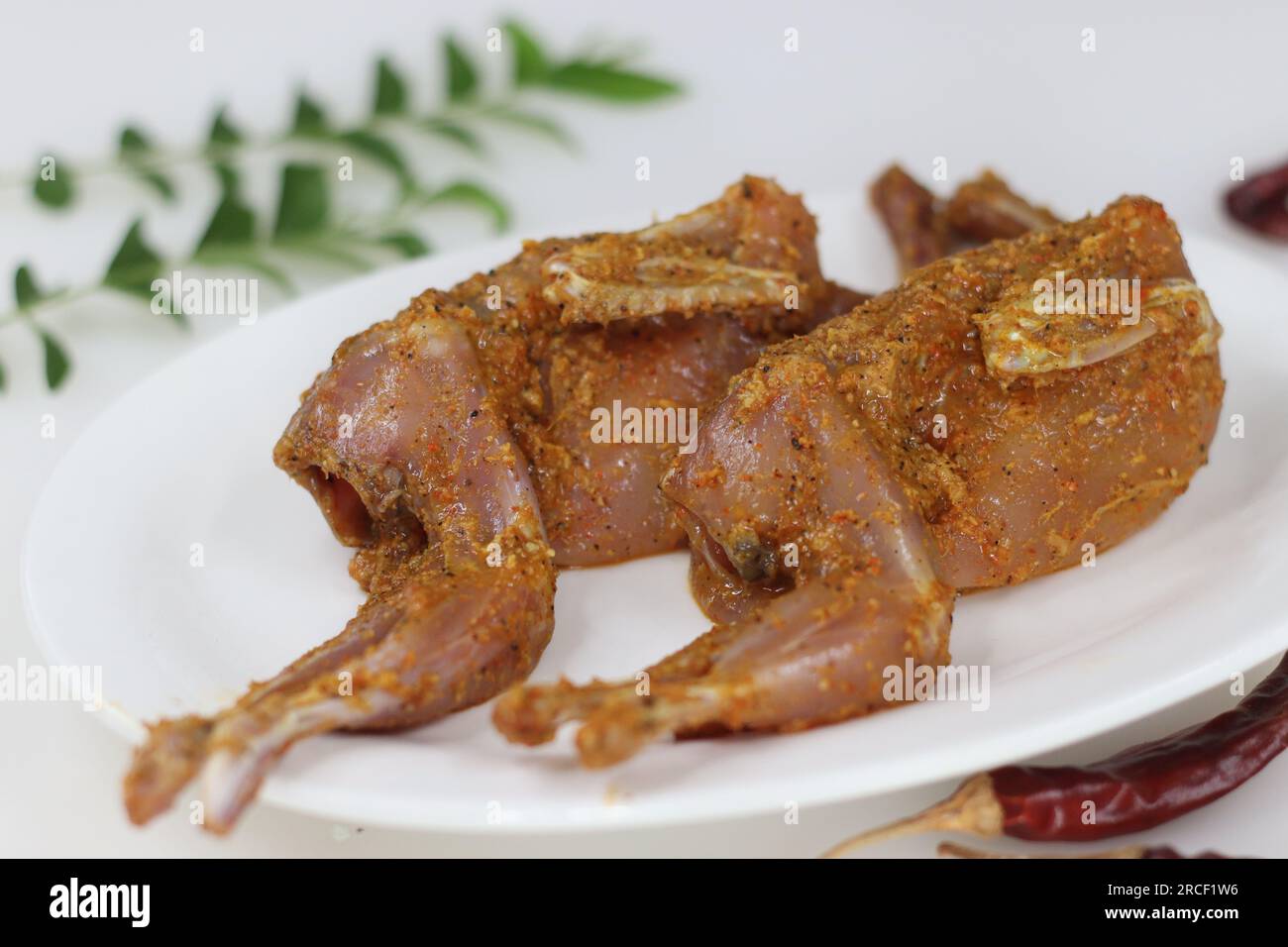 Carne di quaglia marinata. Carne di quaglia marinata con peperoncino rosso in polvere, pepe, pasta di aglio allo zenzero, sale e succo di lime prima della frittura. Quail Meet è c Foto Stock