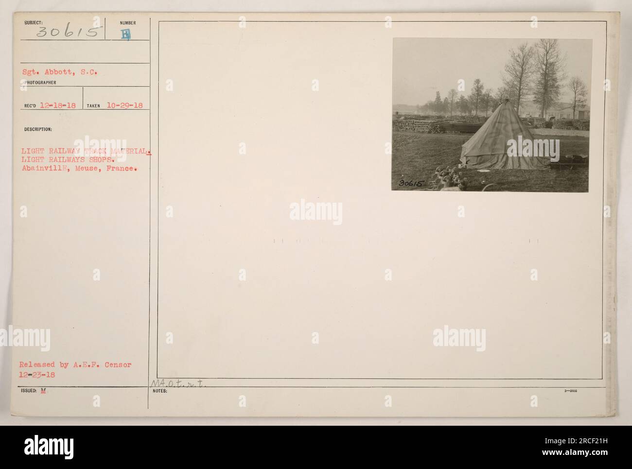 Abbott viene fotografato presso i negozi di materiale della ferrovia leggera di Abainville a Meuse, in Francia. L'immagine è stata rilasciata dall'A.E.F. Censura il 23 dicembre 1918. La fotografia è etichettata come numero B ed è stata scattata il 29 ottobre 1918. Le note aggiuntive fanno riferimento al numero di serie del server Abbott come 30615. Foto Stock