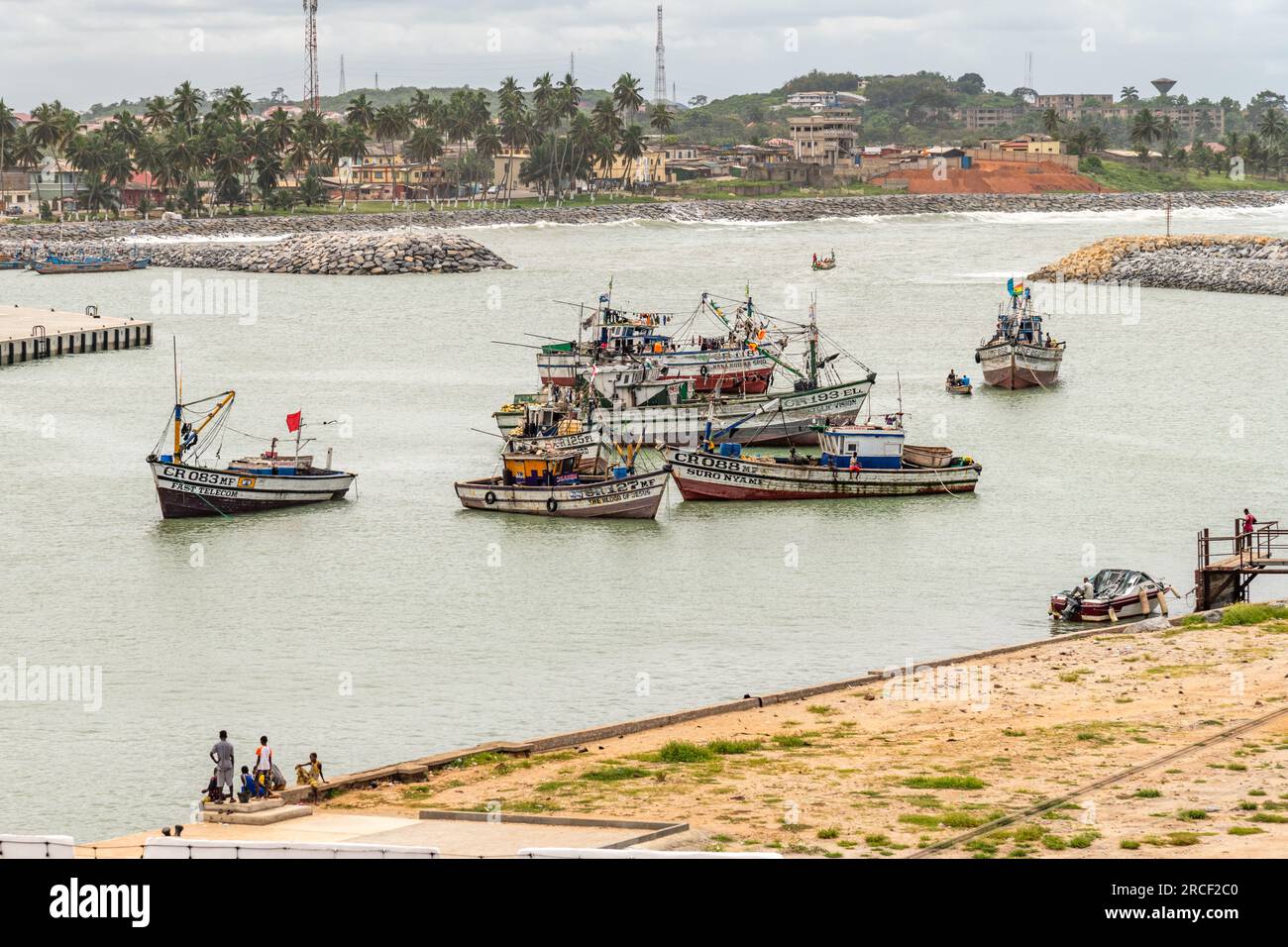 Tradizionali barche da pesca in legno nel porto di Elmina, Ghana Foto Stock