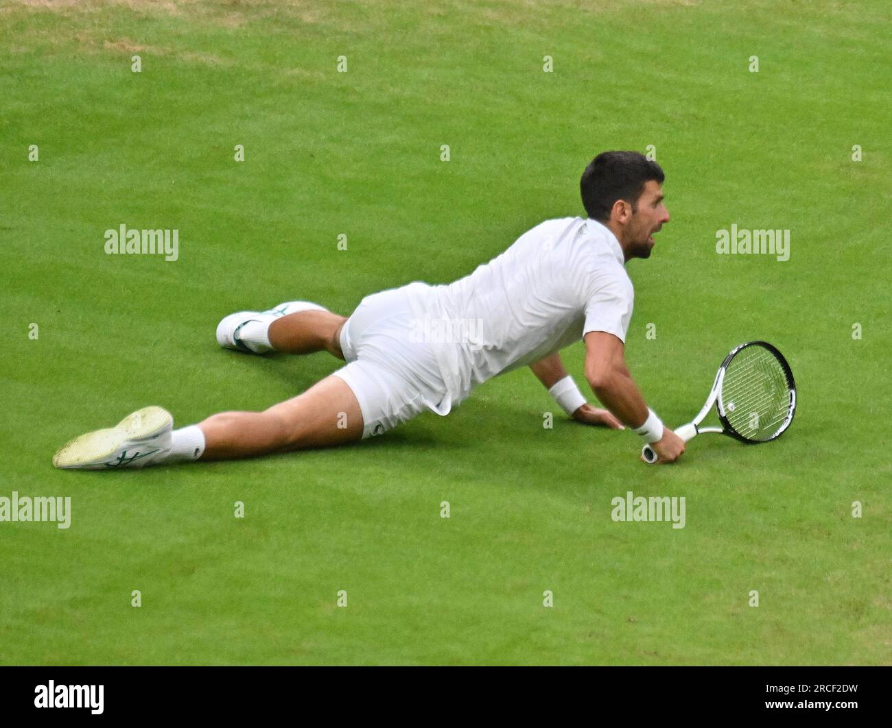 Londra, GBR. 15 luglio 2023. London Wimbledon Championships Day 12 14/07/2023 Down but not out - Novak Djokovic (SRB) scivola durante la semifinale di vittoria credito: Roger Parker/Alamy Live News Foto Stock