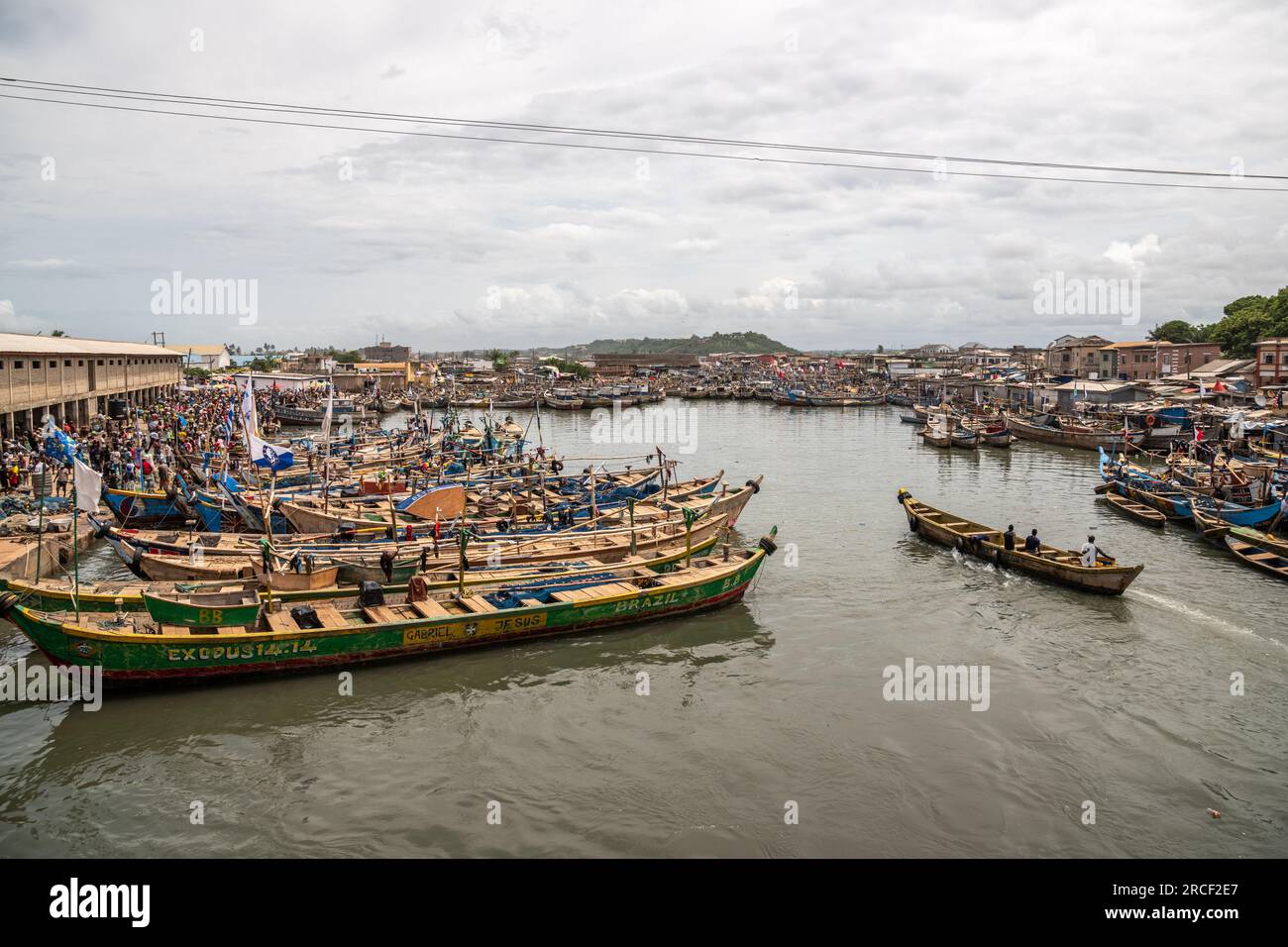 Tradizionali barche da pesca in legno nel porto di Elmina, Ghana Foto Stock