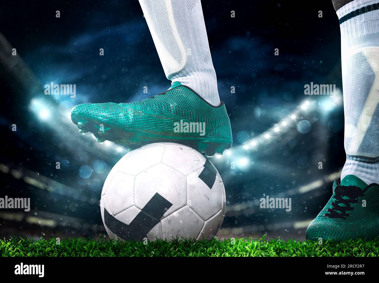 Close up di un riscontro di calcio pronto a calci la palla allo stadio Foto Stock
